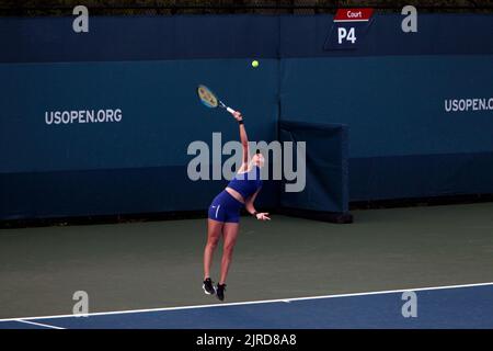 Flushing Meadows, New York, USA. 23. August 2022. Die Schweizer Belinda Bencic praktiziert heute für die U.S. Open im National Tennis Center in Flushing Meadows, New York. Das Turnier beginnt am kommenden Montag. Quelle: Adam Stoltman/Alamy Live News Stockfoto
