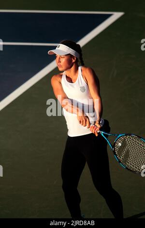 Flushing Meadows, New York, USA. 23. August 2022. Yulia Putintseva aus Kasachstan übt heute im National Tennis Center in Flushing Meadows, New York, für die U.S. Open. Das Turnier beginnt am kommenden Montag. Quelle: Adam Stoltman/Alamy Live News Stockfoto