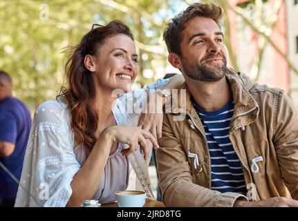 Kaffee und Aussicht - was will man mehr. Zwei entspannte Touristen, die eine Pause in einem Straßencafe machen. Stockfoto