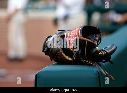 Baltimore, USA. 23. August 2022. BALTIMORE, MD - AUGUST 23: Einzelhandschuh außerhalb des White Sox Dugout vor einem MLB-Spiel zwischen den Baltimore Orioles und den Chicago White Sox, am 23. August 2022, im Orioles Park in Camden Yards, in Baltimore, Maryland. (Foto von Tony Quinn/SipaUSA) Quelle: SIPA USA/Alamy Live News Stockfoto