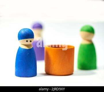 Menschen aller Art. Eine Serie von symbolischen Bildern von Holzmenschen. Stockfoto