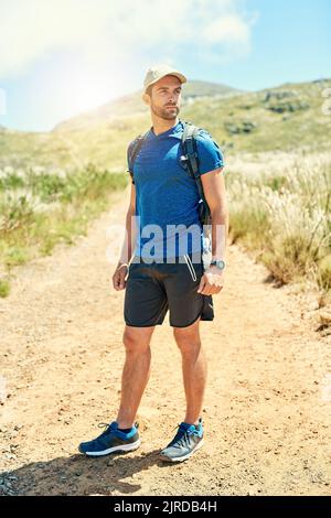 Zeit, die freie Natur zu erobern. Ein junger Mann auf einer Wanderung. Stockfoto