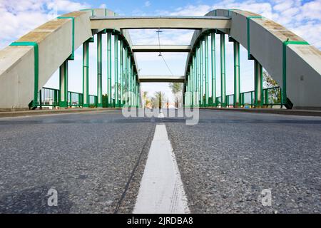 Brücke des modernen Designs in städtischer Umgebung Stockfoto