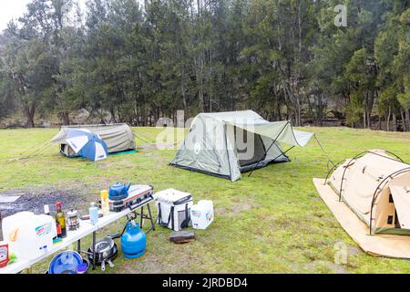 Australischer Campingplatz mit Zelten einschließlich Swag, Bummaroo Ford Campingplatz im Abercrombie River National Park, NSW, Australien Stockfoto