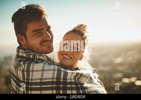 Shes, dass besondere jemand. Ein liebevolles Paar in eine Decke gewickelt, während Zeit in der Natur zu verbringen. Stockfoto