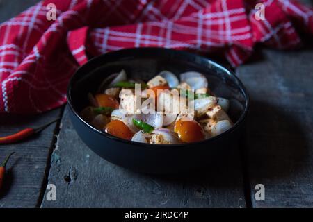 Paneer- oder Quark-Würfel mit Gemüse in einer Schüssel anbraten Stockfoto