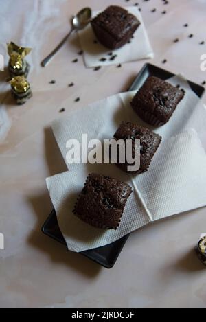 Dessert Lebensmittel Artikel Schokolade Kuchen. Draufsicht, selektiver Fokus. Stockfoto