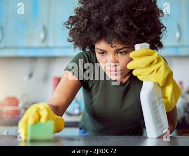 Ich vermisste einen Platz. Eine attraktive junge Frau mit gelben Handschuhen, die ihr Zuhause putzte. Stockfoto