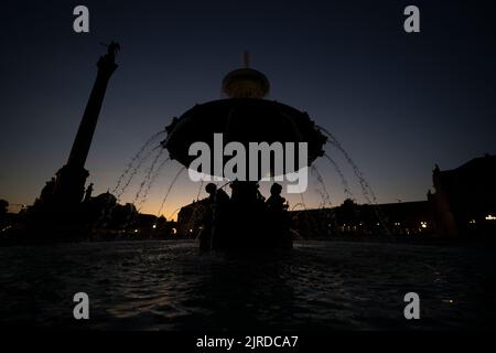 Stuttgart, Deutschland. 24. August 2022. Ein Brunnen am Schlossplatz, die Jubiläumssäule und das Neue Schloss sind am frühen Morgen nicht beleuchtet. Angesichts der drohenden Gasknappheit im Winter wollen das Land Baden-Württemberg und die Städte und Gemeinden in Baden-Württemberg unter anderem durch das Ausschalten der Beleuchtung von Gebäuden Energie sparen. Quelle: Marijan Murat/dpa/Alamy Live News Stockfoto