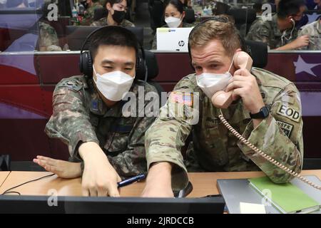 Sungnam, Gyeonggi, Südkorea. 23. August 2022. Aug 23, 2022-Sungnam, Südkorea-USFK Soldaten arbeiten bei CP Tango in Sungnam, Südkorea. Der südkoreanische Dfense-Minister Lee Jong Sup besuchte am Dienstag den Kriegskommandobunker in einer Stadt südlich von Seoul, um eine regelmäßige kombinierte militärische Übung zu unterstützen, sagte das Verteidigungsministerium. (Bild: © Verteidigungsministerium via ZUMA Press Wire) Stockfoto