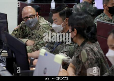 Sungnam, Gyeonggi, Südkorea. 23. August 2022. Aug 23, 2022-Sungnam, Südkorea-USFK Soldaten arbeiten bei CP Tango in Sungnam, Südkorea. Der südkoreanische Dfense-Minister Lee Jong Sup besuchte am Dienstag den Kriegskommandobunker in einer Stadt südlich von Seoul, um eine regelmäßige kombinierte militärische Übung zu unterstützen, sagte das Verteidigungsministerium. (Bild: © Verteidigungsministerium via ZUMA Press Wire) Stockfoto