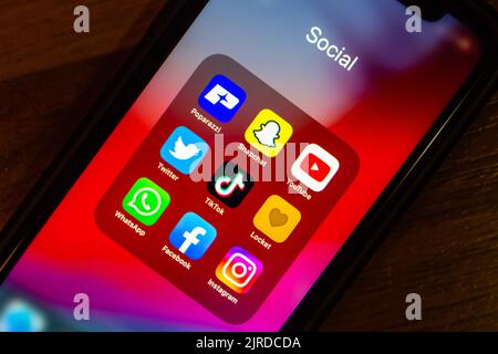Vancouver, KANADA – 21 2022. August: SNS-Apps (Poparazzi, Snapchat, YouTube, Twitter, TikTok, Locket Widget, WhatsApp, Facebook und Instagram) auf dem iPhone Stockfoto