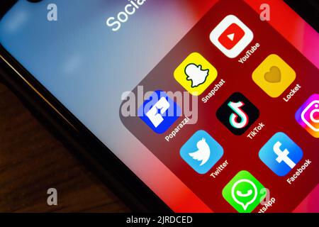 Neuer Stil der Foto-Sharing-App Poparazzi & SNS-Apps (Snapchat, YouTube, Twitter, TikTok, Locket Widget, WhatsApp, Facebook und Instagram) auf dem iPhone Stockfoto
