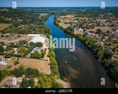 Luftaufnahme von Sainte Foy la Grande und dem Fluss Dordogne, Gironde, Frankreich Stockfoto