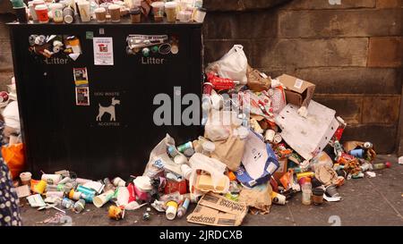 Edinburgh, Schottland, Großbritannien 23.. August 2022. Edinburgh Straßen übersät mit Müll während des Edinburgh Festivals ©GedNoonan/Alamy Stockfoto