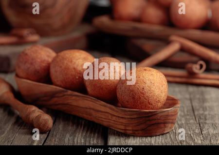 Eier aus frisch gebackenen hausgemachten Hüttenkäse-Donuts auf einem alten Holztisch. Stockfoto