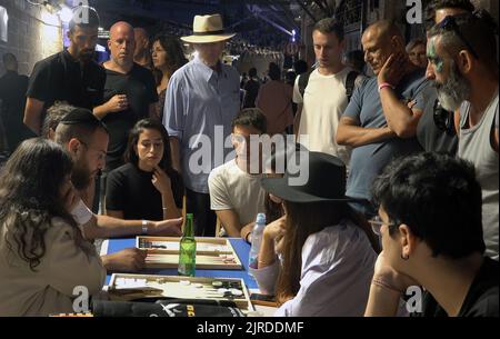 Israelis und Araber spielen ein Backgammon-Tischspiel während des Jerusalem Double Backgammon-Meisterschaftsturniers, das am 23. August 2022 im christlichen Viertel in der Altstadt in Jerusalem, Israel, stattfindet. Backgammon, auch Shesh-besh genannt, stammt aus tausenden von Jahren und wird sowohl von Arabern als auch von Juden gespielt. Stockfoto