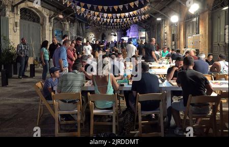 Israelis und Araber spielen ein Backgammon-Tischspiel während des Jerusalem Double Backgammon-Meisterschaftsturniers, das am 23. August 2022 im christlichen Viertel in der Altstadt in Jerusalem, Israel, stattfindet. Backgammon, auch Shesh-besh genannt, stammt aus tausenden von Jahren und wird sowohl von Arabern als auch von Juden gespielt. Stockfoto