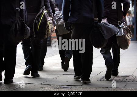 Ein Foto vom 26/01/12 mit einem allgemeinen Bild der Schüler, da GCSE-Fächer wie Drama, Musik und Medien Gefahr laufen, aus den staatlichen Schulen zu verschwinden und nur Kindern zugänglich zu sein, deren Familien sich eine private Ausbildung leisten können, hat eine Lehrergewerkschaft gewarnt. Stockfoto