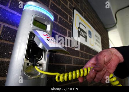 Das Aktenfoto vom 23/06/09 von einem Elektroauto, das geladen wird, da in ganz England mehr als tausend neue Ladestationen für Elektrofahrzeuge gebaut werden sollen, haben die Minister angekündigt. Stockfoto