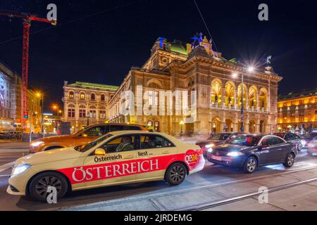 wien, österreich - 17. oktober 2019: Fassade des berühmten Opernhauses bei Nacht. Beliebtes Reiseziel Stockfoto