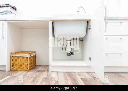 Blick unter dem Waschbecken in der Waschküche Stockfoto