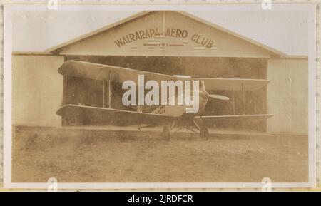 Biplane. Aus dem Album: James Cane Fotoalbum, um 1930s, Neuseeland, Hersteller unbekannt. Stockfoto