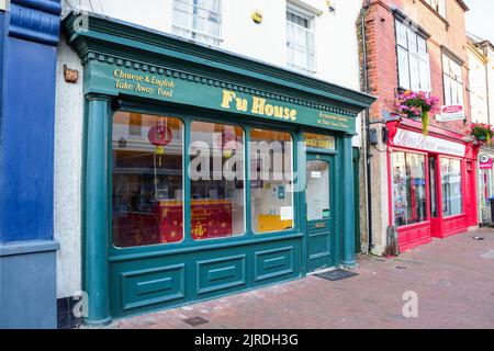 Holywell, Flintshire, Großbritannien: 14. Aug 2022: Der chinesische Takeaway des Fu House ist Nachbarn der Immobilienagentur Reid und Roberts auf der High Street Stockfoto