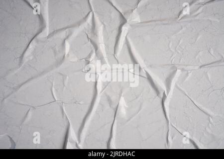 Weißer Hintergrund. Feuchtes und zerknitternes Blatt Papier. Hintergrundmockup. Stockfoto