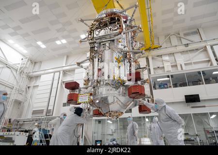 Usa. 9. August 2022. Ingenieure und Techniker heben den hohen Kern der NASA-Raumsonde Europa Clipper während eines Manövers an, um sie im Reinraum High Bay 1 der Raumsonde Assembly Facility im Jet Propulsion Laboratory der Agentur in Südkalifornien zu positionieren. Die 10 Fuß (3 Meter) hohe und 5 Fuß (1,5 Meter) breite Hauptkarosserie des Raumschiffs wird im hochhygienischen High Bay 1 der Einrichtung im Mittelpunkt stehen, während Ingenieure und Techniker die Raumsonde für ihren Start auf Jupiters Mond Europa im Oktober 2024 montieren. (Bild: © JPL-Caltech/NASA/ZUMA Press Wire Service/ZUMA Stockfoto