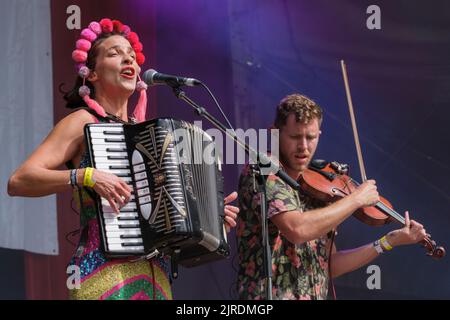 Natalia Tena und Sam Apley von der Molotov Jukebox beim Weyfest Festival, Tilford, England, Großbritannien. 21. August 2022 Stockfoto