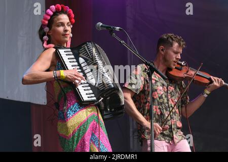 Natalia Tena und Sam Apley von der Molotov Jukebox beim Weyfest Festival, Tilford, England, Großbritannien. 21. August 2022 Stockfoto