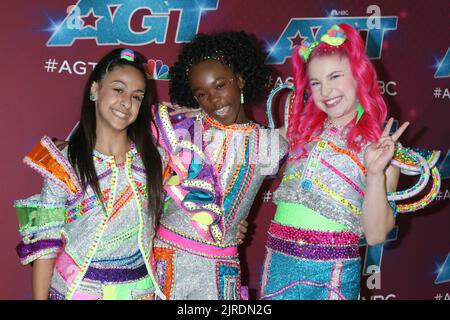 LOS ANGELES - AUG 23: XOMGPOP bei der America's Got Talent Season 17 - Live Show Red Carpet im Pasadena Sheraton Hotel am 23. August 2022 in Pasadena, CA Stockfoto