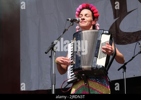 Natalia Tena von der Molotov Jukebox beim Weyfest Festival, Tilford, England, Großbritannien. 21. August 2022 Stockfoto