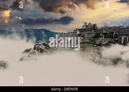 Mittelalterliche Stadt capestrano abruzzen in Nebel gehüllt Stockfoto