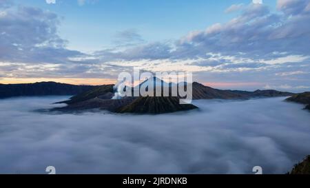 Luftaufnahme des Mount Bromo, ist ein aktiver Vulkan und Teil des Tengger-Massivs, in Ost-Java, Indonesien. East Java, Indonesien, 24. August 2022 Stockfoto