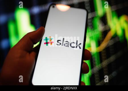 Das Slack-Logo ist auf einem Redmi-Telefonbildschirm in dieser Fotobilder am 23. August 2022 in Warschau, Polen, zu sehen. (Foto von Jaap Arriens/Sipa USA) Quelle: SIPA USA/Alamy Live News Stockfoto