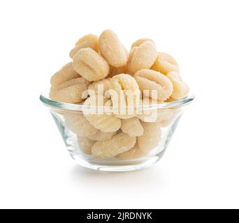 Ungekochte Kartoffel-Gnocchi in einer Schüssel isoliert auf weißem Hintergrund. Stockfoto