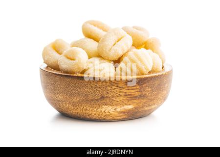 Ungekochte Kartoffel-Gnocchi in einer Schüssel isoliert auf weißem Hintergrund. Stockfoto