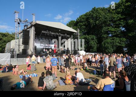 Festivalbesucher erwarten die nächste Hauptaktionsbühne beim Weyfest Festival, Rural Life Centre, Tilford, England, Großbritannien. 19. August 2022 Stockfoto