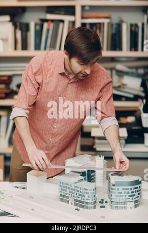 Architekt mit Blaupausen und Layout Gebäude Haus Design-Projekt am Bureau of Architecture. Stockfoto