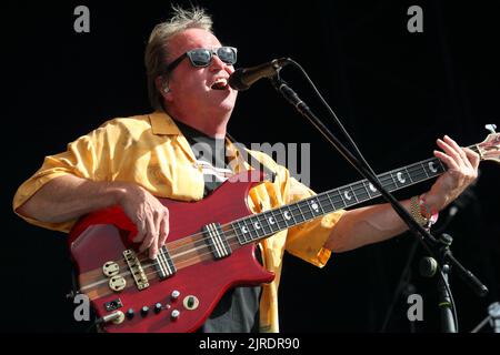 Mark King von Level 42 tritt auf der Bühne des Music Rewind Festival South 2022 80s in Henley-on-Thames, Großbritannien, auf Stockfoto