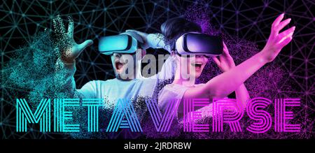 Metaverse Webbanner. Schockiert verschwindende kahle, bärtige Mann und glückliche Frau VR-Brille. Schwarzer Hintergrund mit Neongitter. Konzept der Simulation 3D, vi Stockfoto
