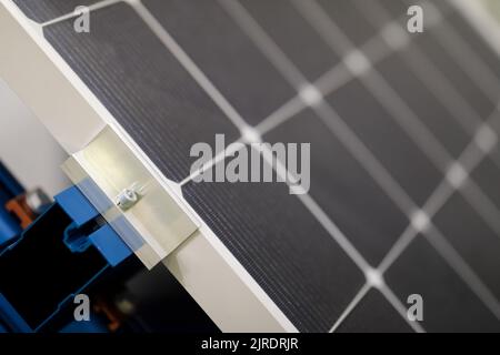 Solarzellenpanel mit Montagehalterungen. Selektiver Fokus. Stockfoto