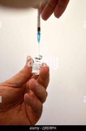 Der Impfstoff Pfizer-BioNTech COVID-19 wird zur Verabreichung in der GP Surgery, Bordon, Hampshire, Großbritannien, vorbereitet. Stockfoto