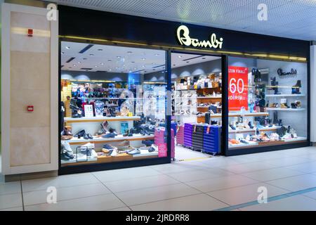 Fatih, Istanbul - 23. März 2022: Landschaftsansicht des Bambi Schuhwarenhauses in der Historia AVM Mall. Bambi begann seine Aktivitäten in Beyoğlu im Jahr 1961. Stockfoto