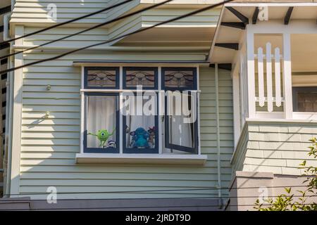 Wellington, Neuseeland - 13. April 2020: Spielzeug in einem Hausfenster, Teil der "Bärenjagd", die Kinder auf Übungswanderungen ablenken und amüsieren soll Stockfoto