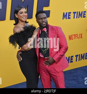 Los Angeles, Usa. 24. August 2022. Das Darstellermitglied Kevin Hart und seine Frau Eniko Parrish besuchen die Premiere der Filmkomödie 'Me Time' am Montag, den 23. August 2022. Storyline: Folgt einem Vater, der zum ersten Mal seit Jahren Zeit für sich findet, während seine Frau und seine Kinder weg sind. Er verbindet sich mit einem Freund für ein wildes Wochenende. Foto von Jim Ruymen/UPI Credit: UPI/Alamy Live News Stockfoto