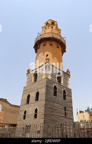 Altes islamisches Minarett der Al-Amry Moschee in Esna, Luxor, Ägypten Stockfoto