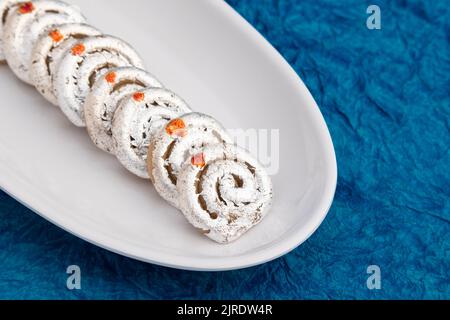 Indische Mithai Kaju Jalebi Auch Bekannt Als Kaju Katli, Kaju Dilkhush Ist Spiralförmig Süß Aus Cashew Nut Powder, Kajoo, Mawa, Mava, Malai, Khoya Stockfoto